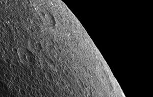 На снимке четко видны следы метеоритных ударов