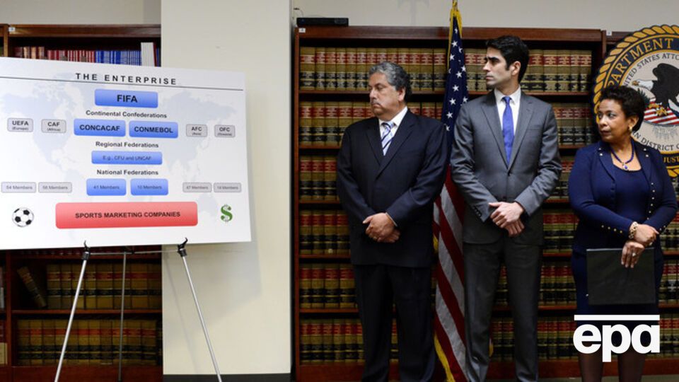 Генеральный прокурор США Лоретта Линч (справа) с федеральным прокурором Эваном Норрисом (в центре) и представителем Службы внутренних доходов на пресс-конференции об арестах чиновников ФИФА