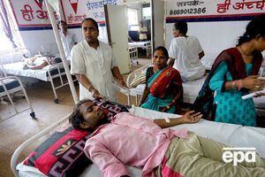 Люди спасаются от жары