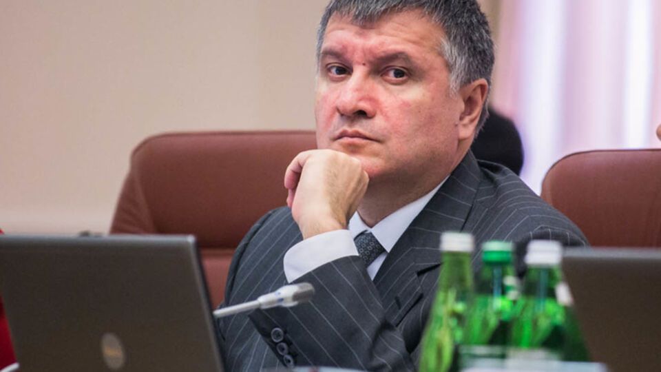 Арсен Аваков: Если ты берешь новеньких молодых красавчиков-милиционеров из институтов и бросаешь в ту же старую систему, то этот свежий огурчик через некоторое время в этой бочке станет таким же соленым коррупционным огурцом, только с молодым лицом