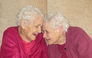 Сестры-близняшки Флоренс Дэвис и Гленис Томас