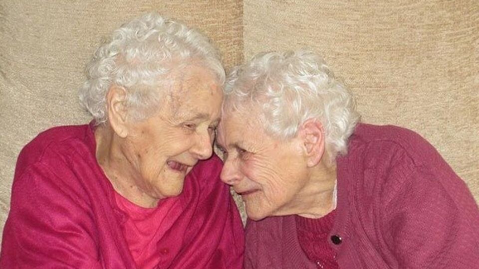 Сестры-близняшки Флоренс Дэвис и Гленис Томас