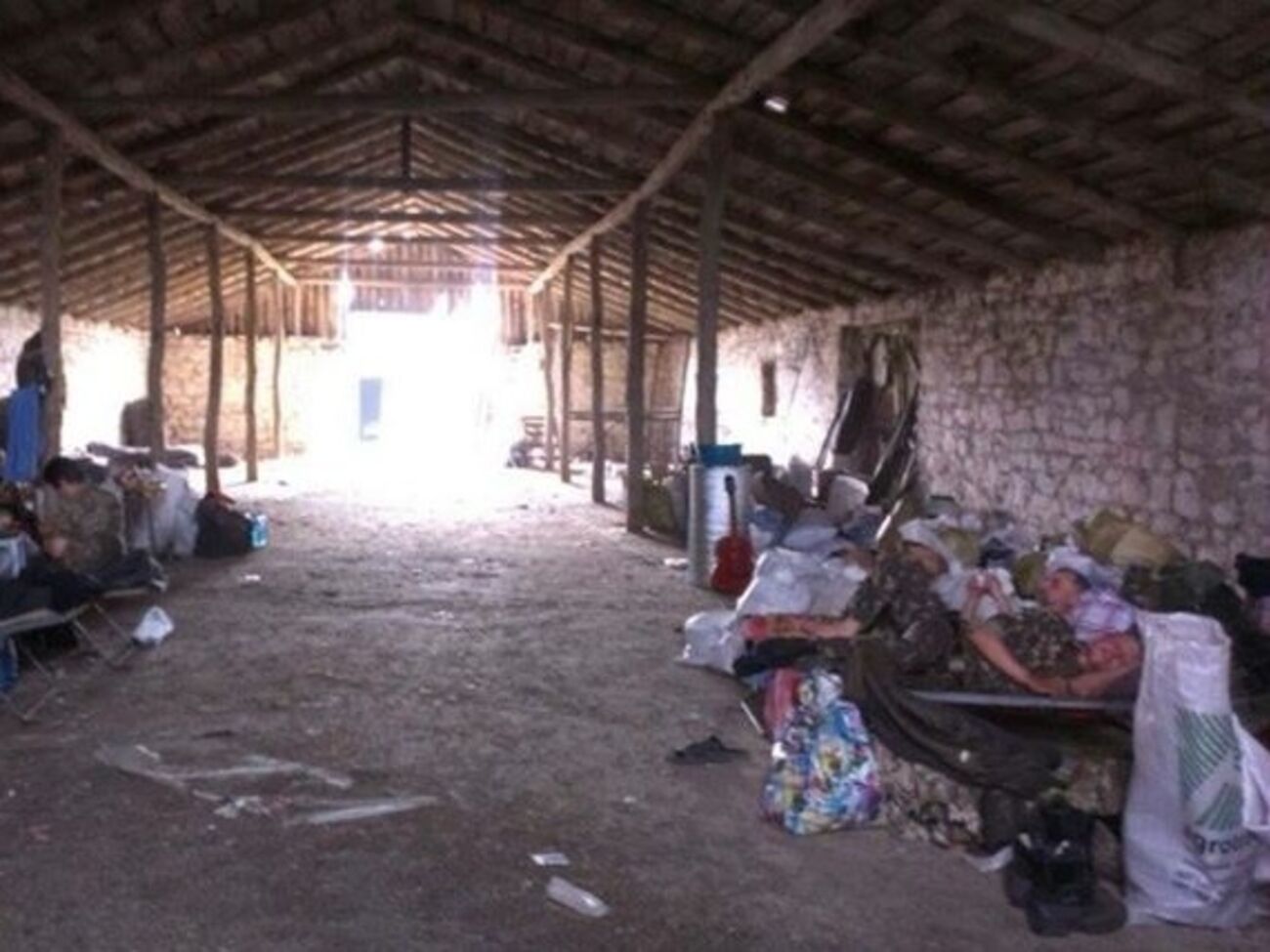 Бочкала:&nbsp;Вот в этом хлеву вынуждены сейчас находиться бойцы 2-го батальона 17-й танковой бригады