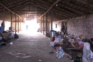 Бочкала: Вот в этом хлеву вынуждены сейчас находиться бойцы 2-го батальона 17-й танковой бригады