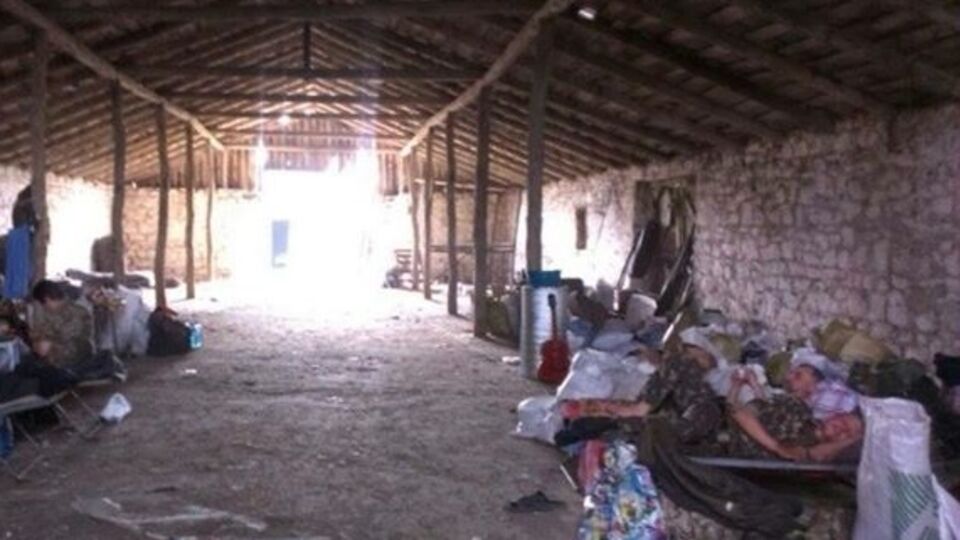 Бочкала: Вот в этом хлеву вынуждены сейчас находиться бойцы 2-го батальона 17-й танковой бригады