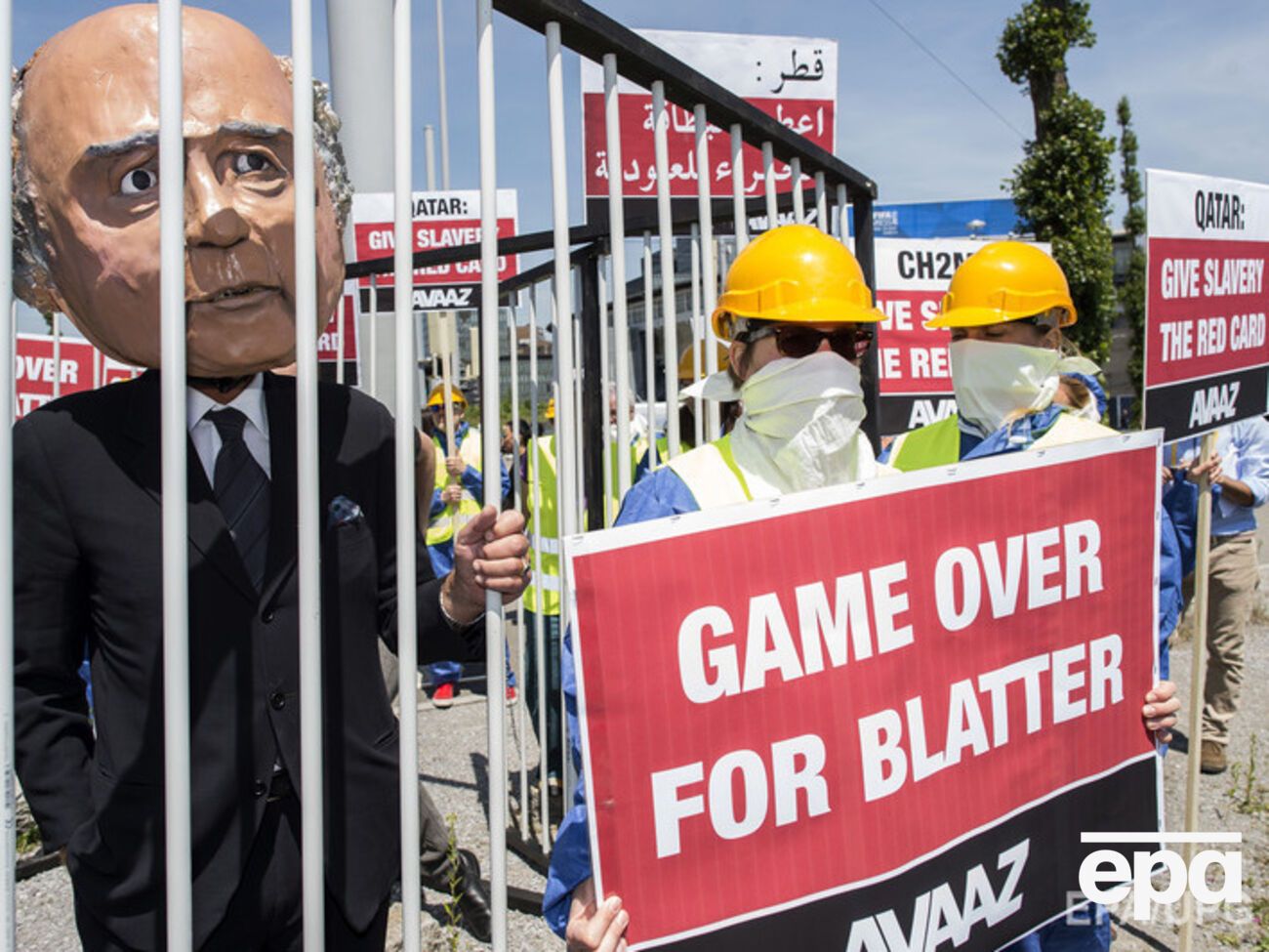 28 мая в Цюрихе манифестанты требовали, чтобы&nbsp;президент ФИФА Йозеф Блаттер был привлечен к ответственности за "разведенную им в федерации коррупцию"