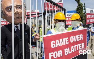 28 мая в Цюрихе манифестанты требовали, чтобы президент ФИФА Йозеф Блаттер был привлечен к ответственности за "разведенную им в федерации коррупцию"