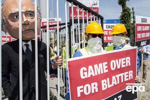 28 мая в Цюрихе манифестанты требовали, чтобы президент ФИФА Йозеф Блаттер был привлечен к ответственности за "разведенную им в федерации коррупцию"
