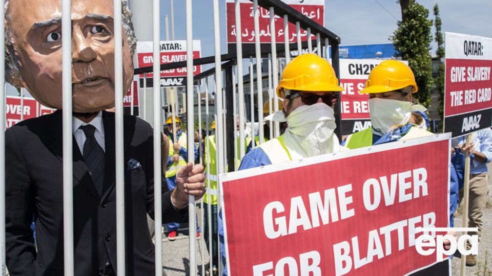 28 мая в Цюрихе манифестанты требовали, чтобы президент ФИФА Йозеф Блаттер был привлечен к ответственности за "разведенную им в федерации коррупцию"