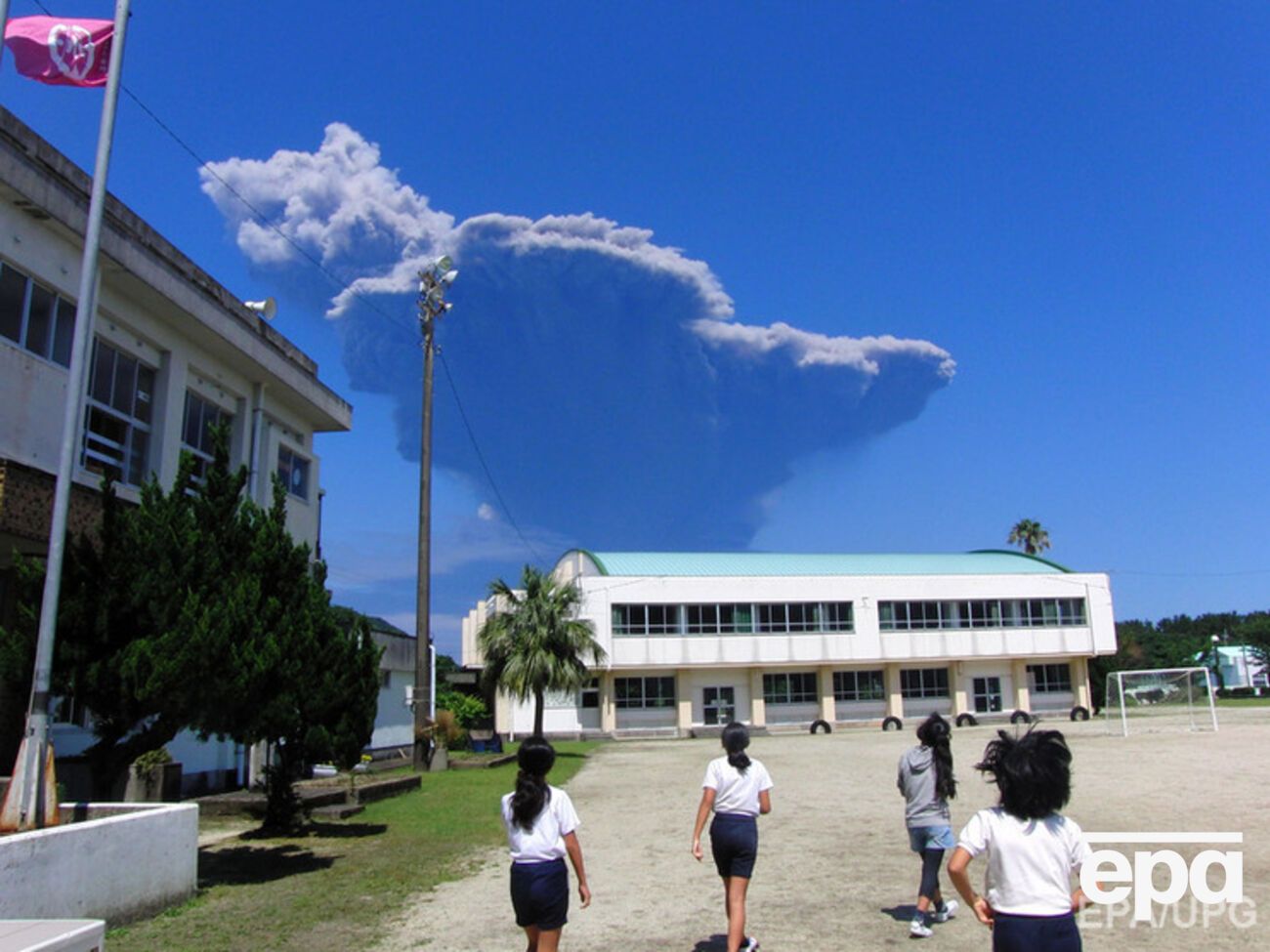 В Японии началось извержение вулкана Кутиноэрабу, местных жителей эвакуируют. Фоторепортаж