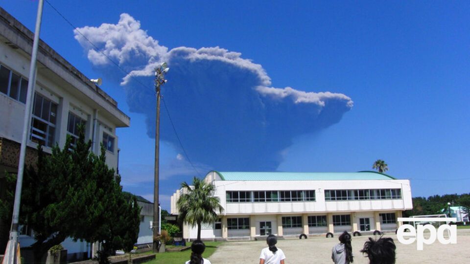 В Японии началось извержение вулкана Кутиноэрабу, местных жителей эвакуируют. Фоторепортаж