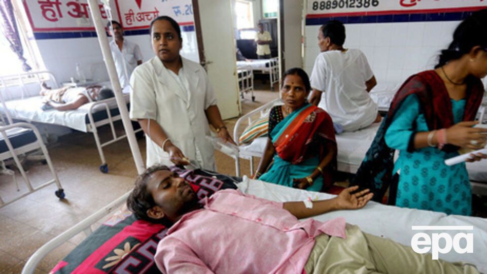 Люди спасаются от жары