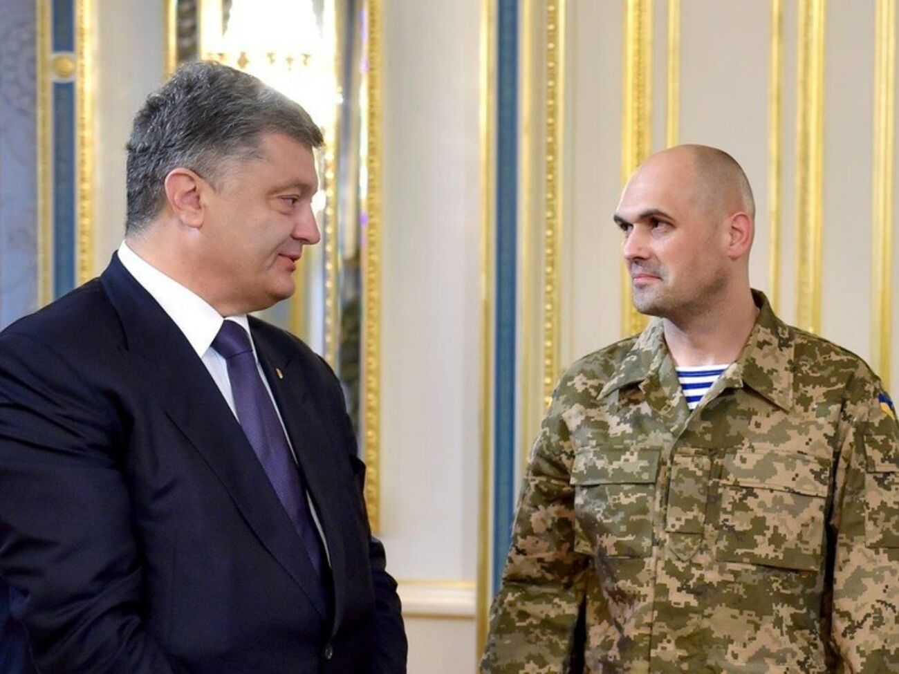 Олег Кузьминых во время встречи с президентом Украины Петром Порошенко, которая состоялась на второй день освобождения