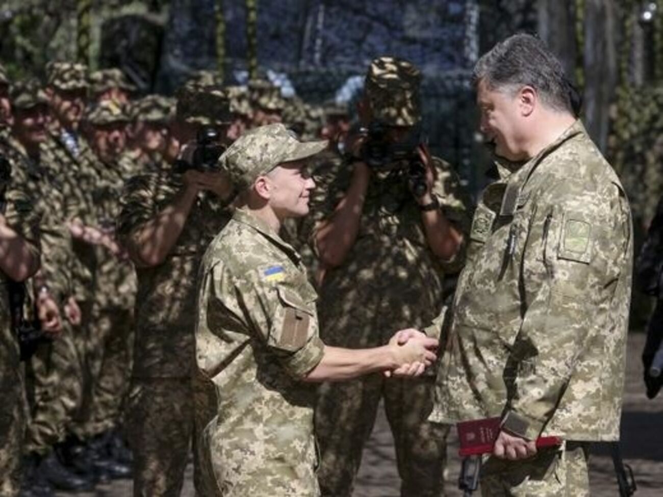 Порошенко наградил украинских военных
