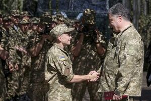 Порошенко наградил украинских военных