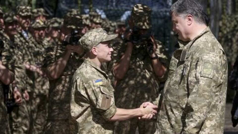 Порошенко наградил украинских военных