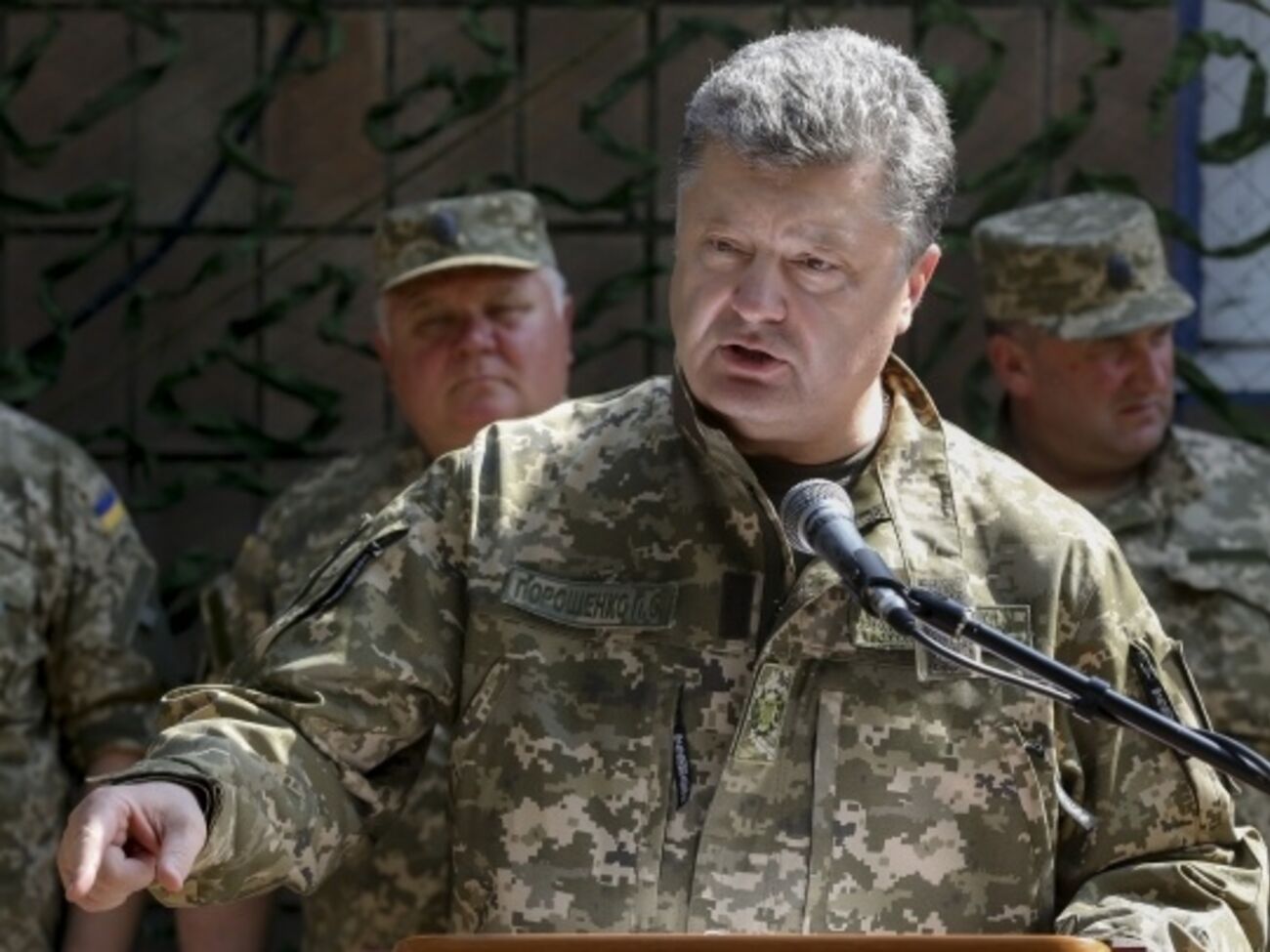 Порошенко назвал главарей боевиков бомжами и тунеядцами