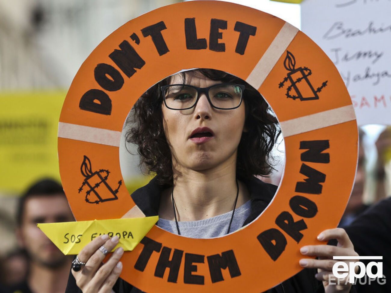 Число мигрантов, которые пытаются попасть в Европу через Средиземное море, стремительно растет