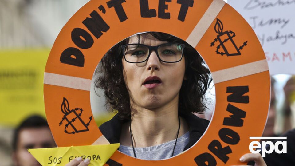 Число мигрантов, которые пытаются попасть в Европу через Средиземное море, стремительно растет