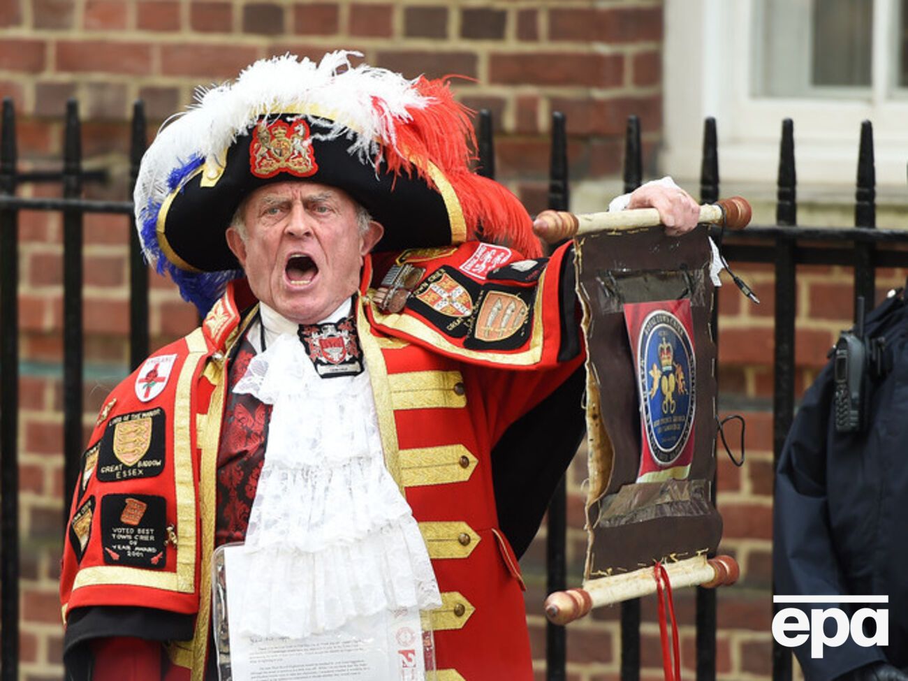 Глашатай в Лондоне объявляет о рождении принцессы