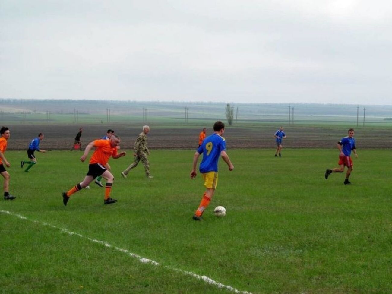 Бойцы АТО сыграли в футбол с гражданскими спортсменами. Фоторепортаж