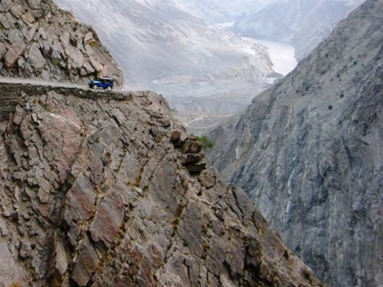 Автобус упал в овраг