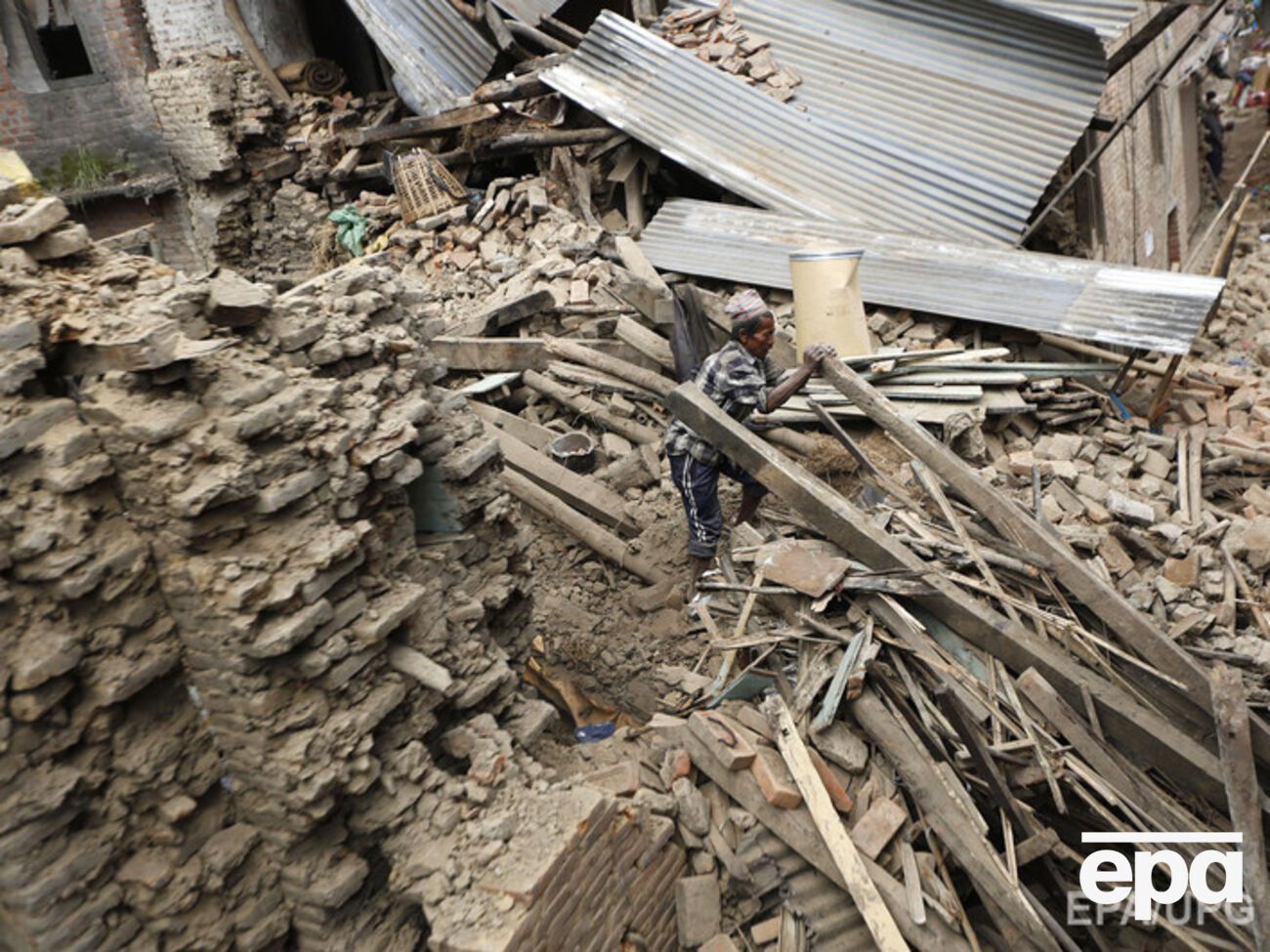 Мужчина провел под завалами неделю