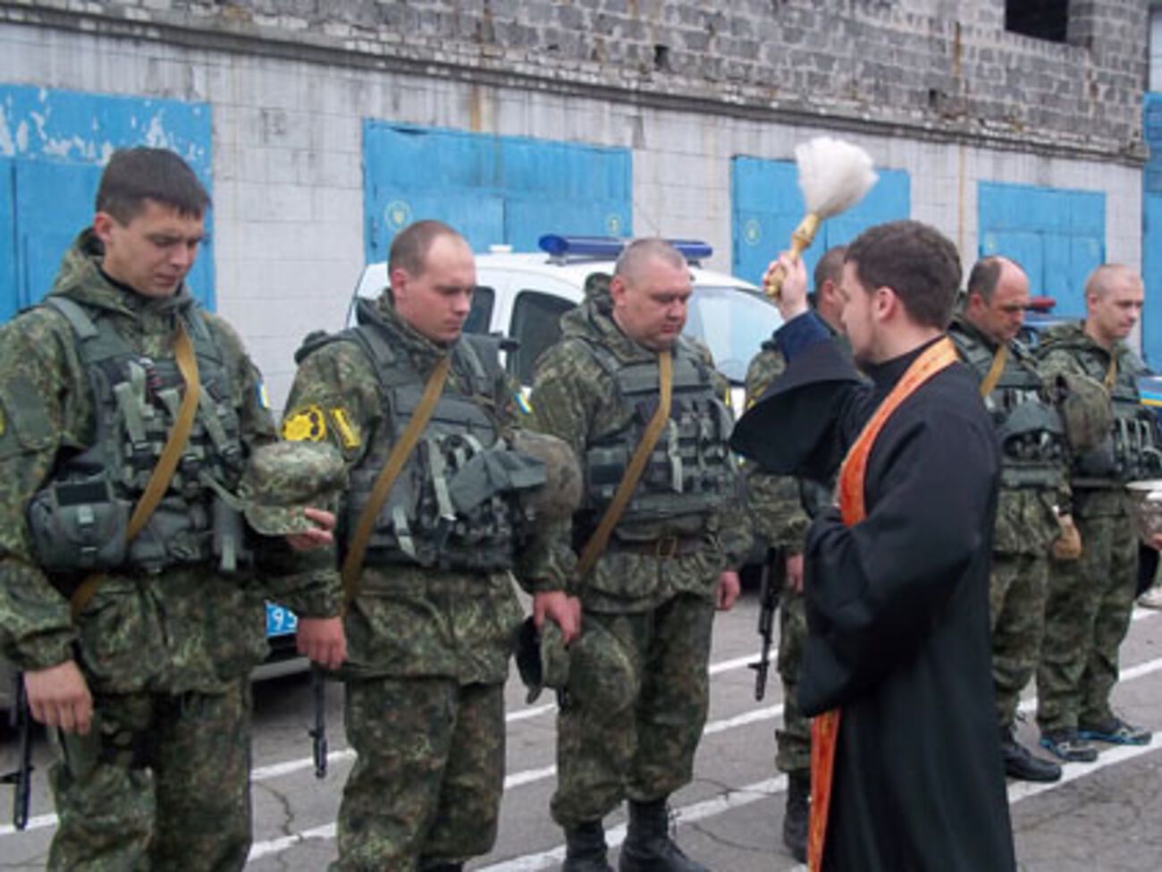 Священнослужитель храма Святого Владимира отец Игорь благословил милиционеров на защиту Родины и пожелал им безопасной службы