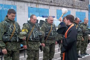Священнослужитель храма Святого Владимира отец Игорь благословил милиционеров на защиту Родины и пожелал им безопасной службы