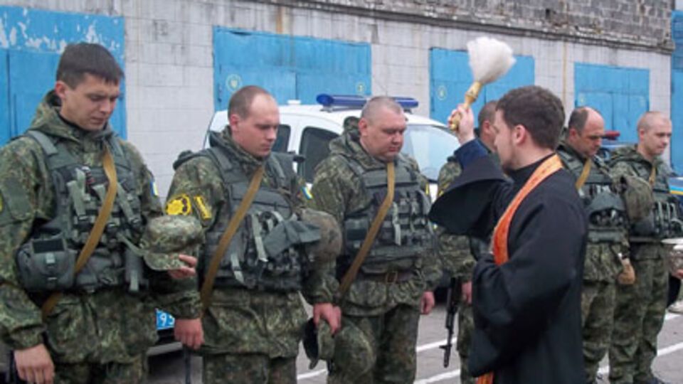 Священнослужитель храма Святого Владимира отец Игорь благословил милиционеров на защиту Родины и пожелал им безопасной службы