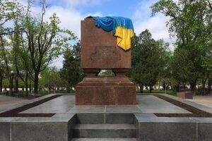 В ночь на 1 мая неизвестные сняли табличку и раскрасили флаг на монументе "Вечный огонь" в желтый и голубой цвета