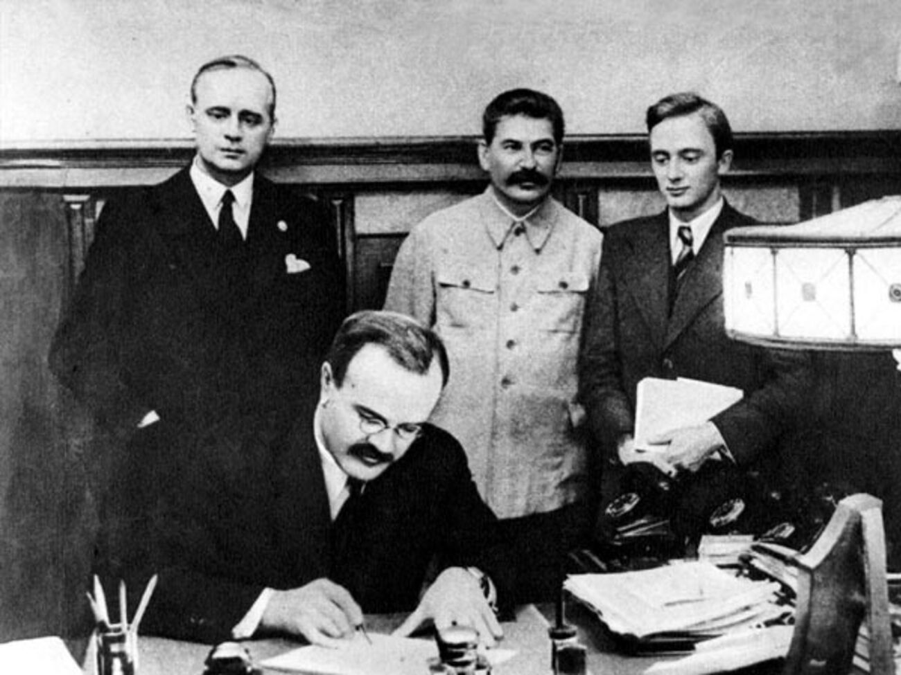 Вторая мировая началась с пакта Молотова – Риббентропа, в котором Сталин и Гитлер заключили союз и разделили Европу, напомнила Юлия Латынина