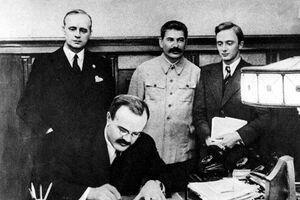 Вторая мировая началась с пакта Молотова – Риббентропа, в котором Сталин и Гитлер заключили союз и разделили Европу, напомнила Юлия Латынина