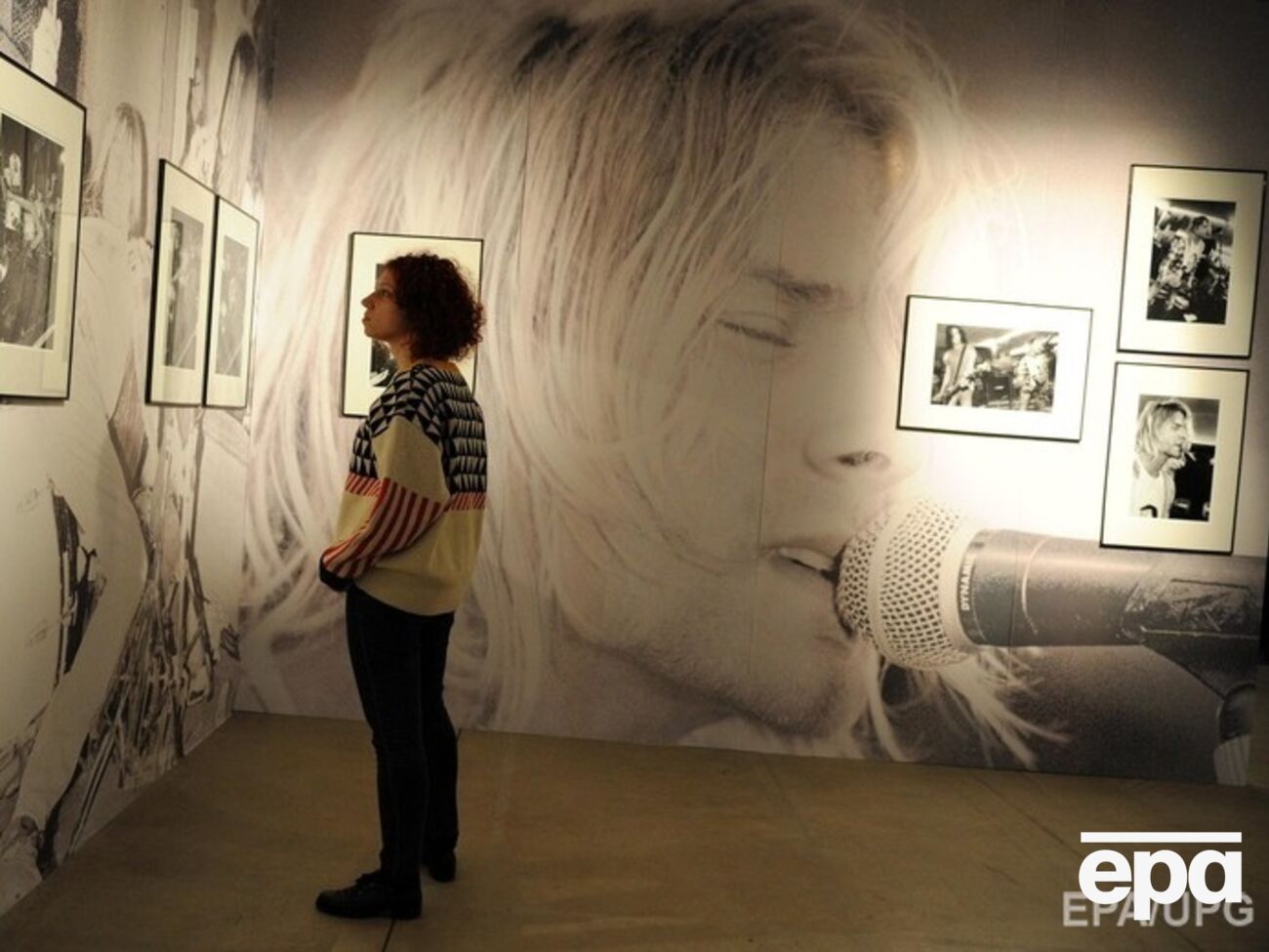 Фото с миланской выставки, посвященной Курту Кобейну и группе Nirvana