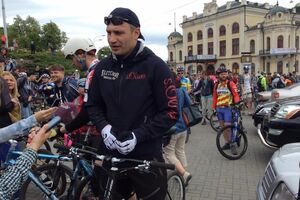 Кличко принимает участие в велопараде