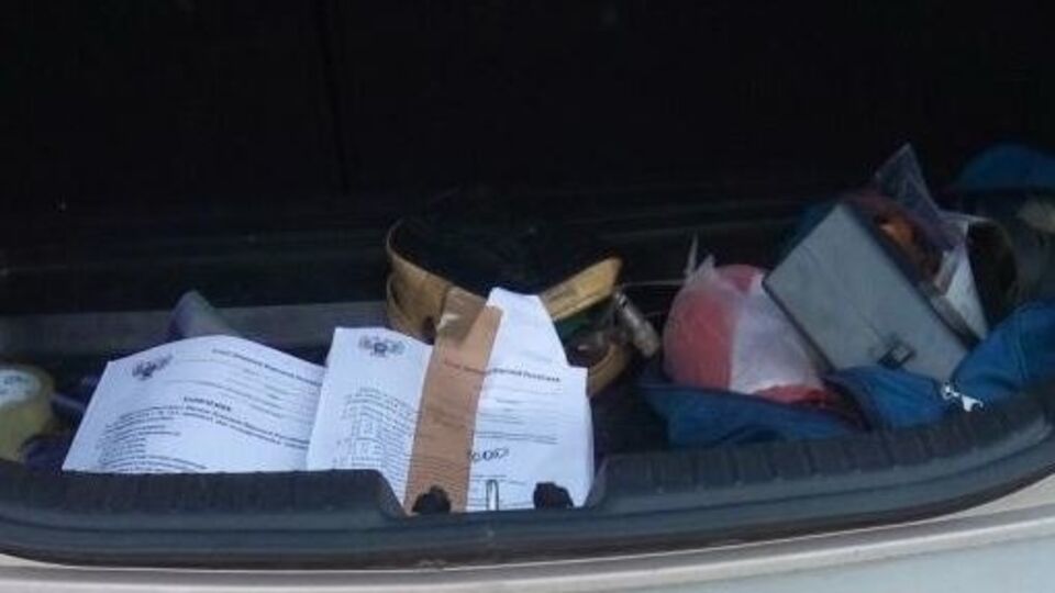 Мужчина вез бланки заявлений для получения пенсий