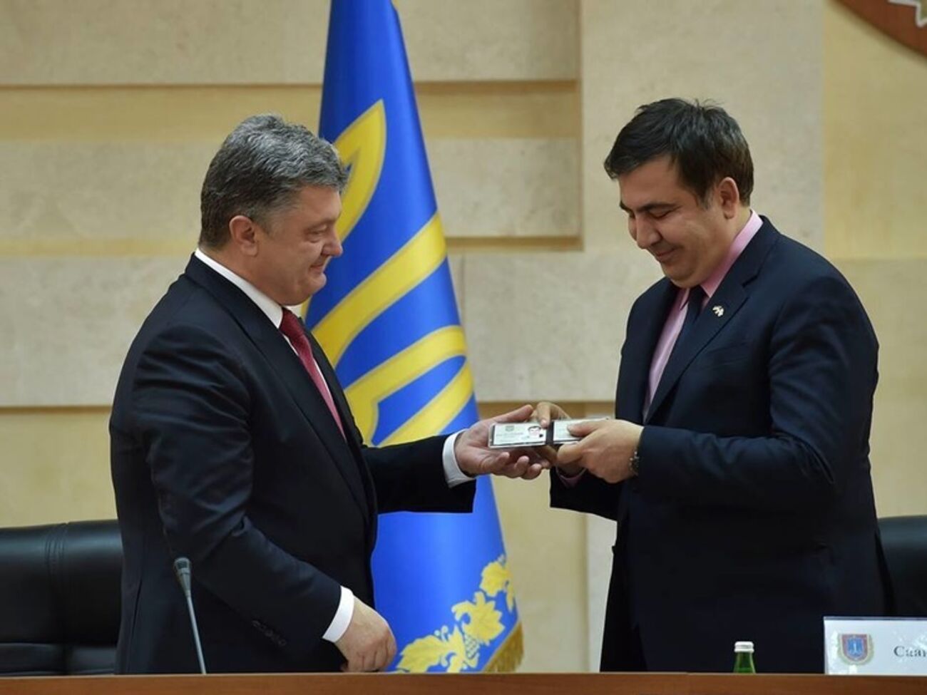 Петр Порошенко вручил Михаилу Саакашвили удостоверение главы Одесской облгосадминистрации