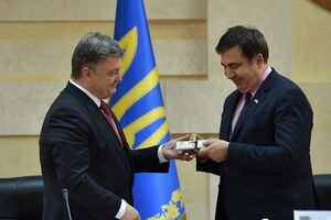 Петр Порошенко вручил Михаилу Саакашвили удостоверение главы Одесской облгосадминистрации