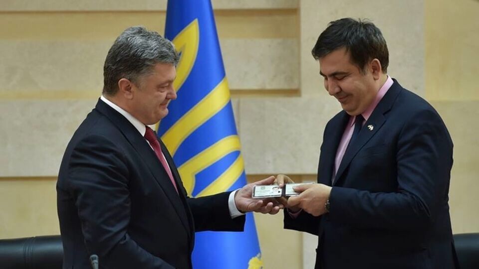 Петр Порошенко вручил Михаилу Саакашвили удостоверение главы Одесской облгосадминистрации