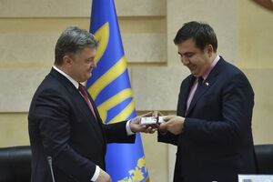 Порошенко вручает Саакашвили удостоверение главы Одесской ОГА