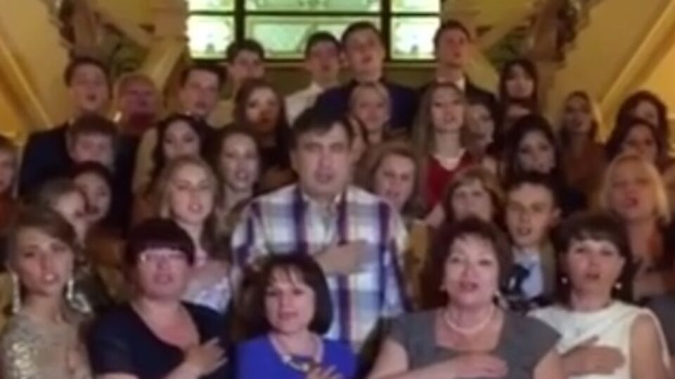 В Одессе Саакашвили среди ночи спел с выпускниками гимн Украины. Видео