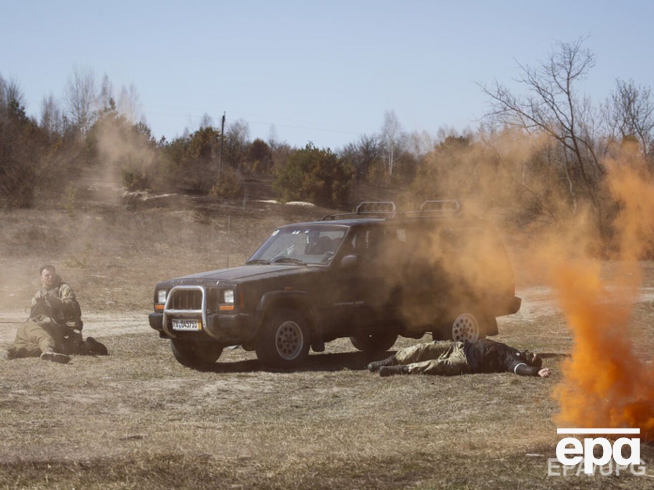 В результате подрыва на фугасе погибли двое украинских военных, трое ранены