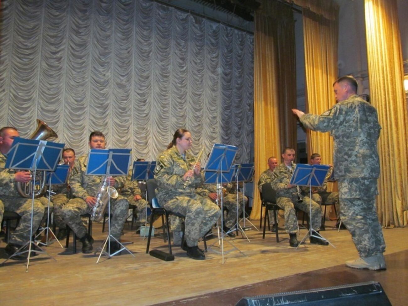 Военным дали концерт