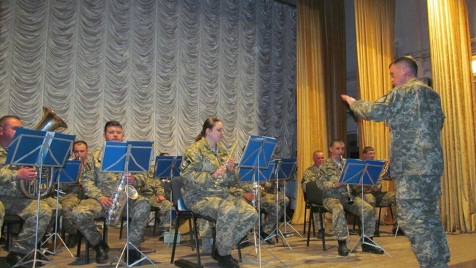 Военным дали концерт
