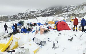 Следствием землетрясения стали мощные лавины, уничтожившие турристические маршруту