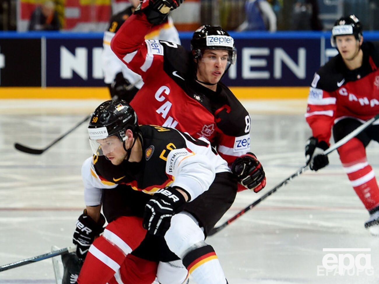 Канада занимает первое место в группе