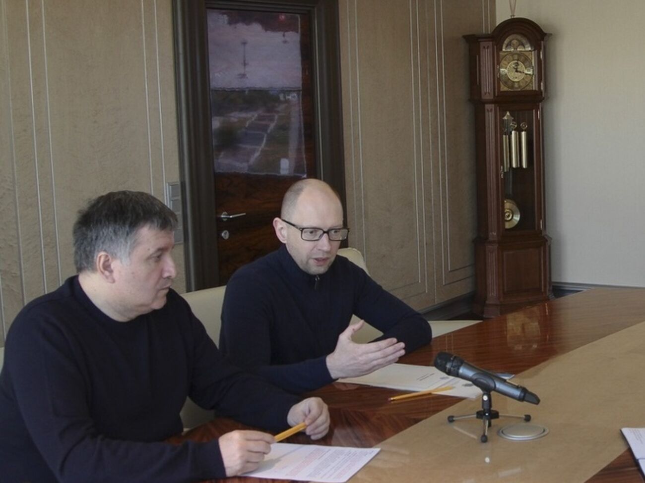 Арсений Яценюк провел оперативное совещание с силовиками