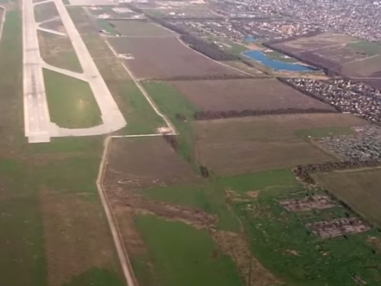 После боев взлетно-посадочная полоса донецкого аэропорта практически не пострадала. Видео