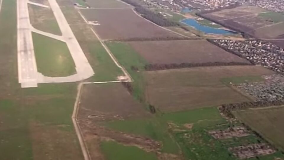 После боев взлетно-посадочная полоса донецкого аэропорта практически не пострадала. Видео