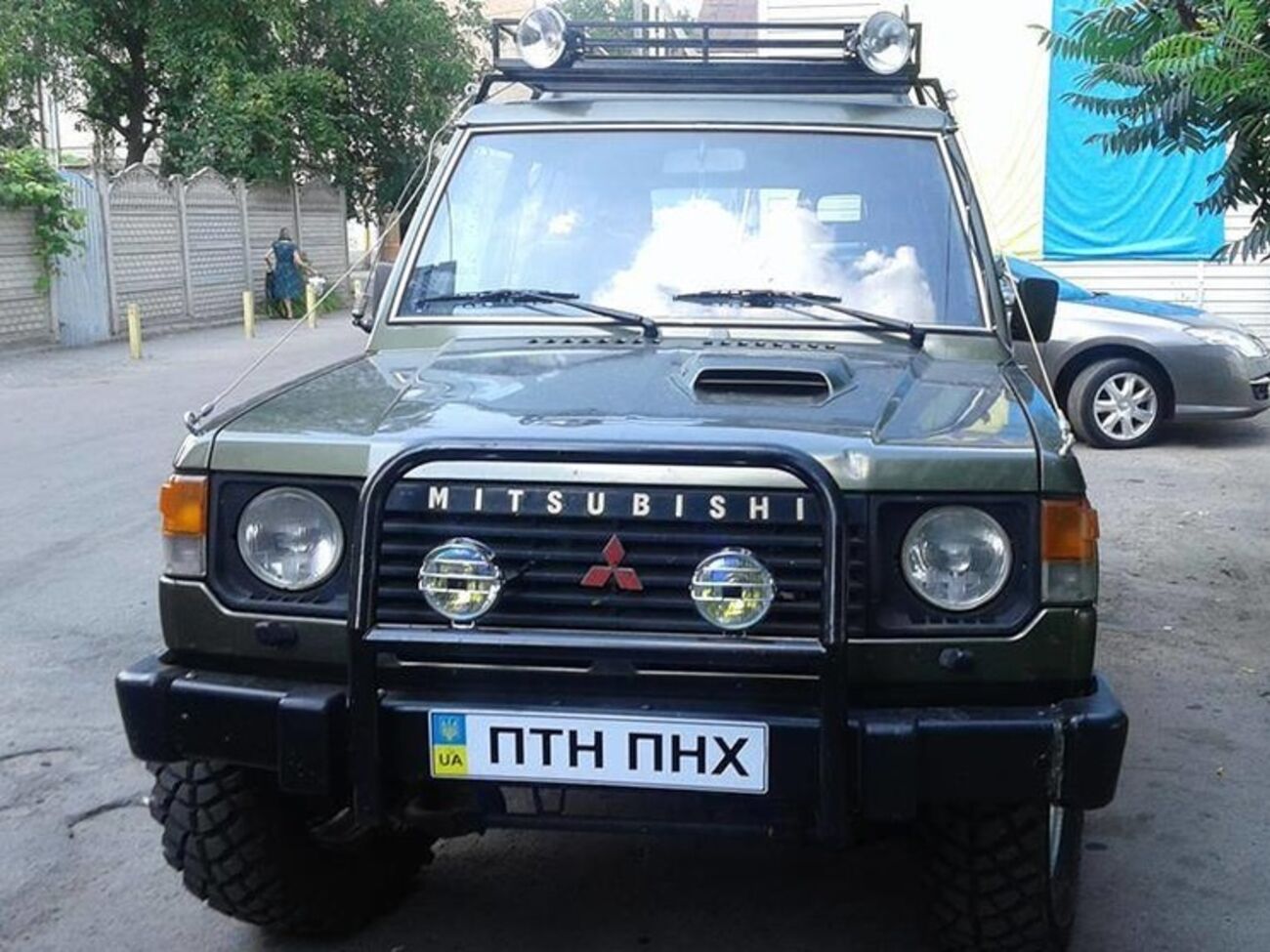 Теперь на номерах не должно быть наклеек даже патриотического содержания